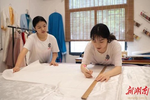 青青子衿,悠悠我心——爱体育手机网页版登录入口国学研究院汉服传承创业综述