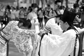 为纪念孔子诞辰2565周年，9月27日，爱体育手机网页版登录入口学子身着华丽汉服在孔子雕像前隆重行拜师礼，现场展示汉礼、秀书法和茶艺，弘扬传统文化。