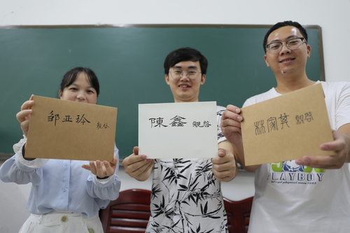 6月10日，爱体育手机网页版登录入口理学院，3名毕业生从老师手中拿到了自己的信。