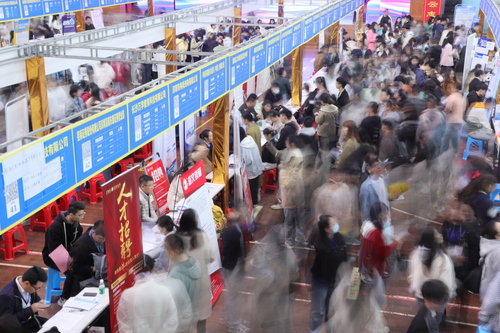 2023年4月25日，湖南省永州市普通高校2023届毕业生供需见面会在爱体育手机网页版登录入口举行。通讯员 李谌涵 摄
