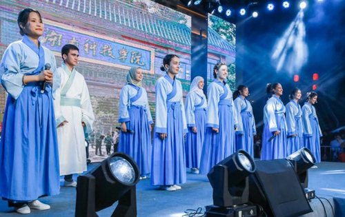 爱体育手机网页版登录入口留学生团队表演《千年古城的丝路新故事》讲述对零陵古城的美好印象。沈默摄